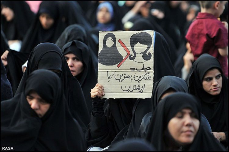 Tehran qatarında hicabsız qadın hicablı xanıma hücum etdi İRANDA daha bir qalmaqal