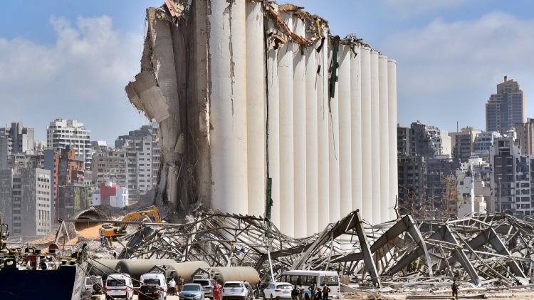 إجراءات أمنية مكثفة بمحيط ميناء بيروت استعدادا لانهيار وشيك لصوامع الحبوب