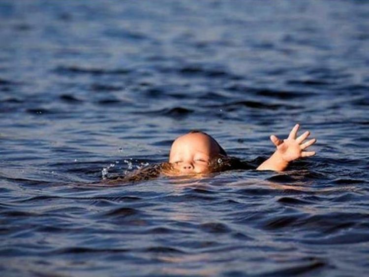 Şirvanda 5 yaşlı uşaq hovuzda boğuldu