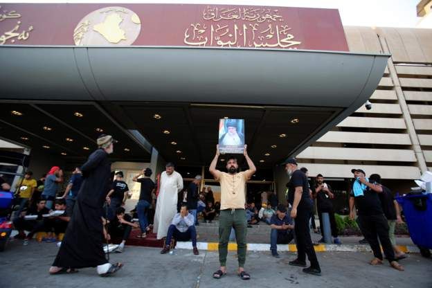 أنصار مقتدى الصدر يؤدون صلاة الجمعة الموحدة في بغداد