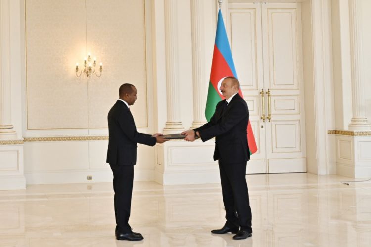 Президент Ильхам Алиев принял верительные грамоты новоназначенного посла Руанды ОБНОВЛЕНО