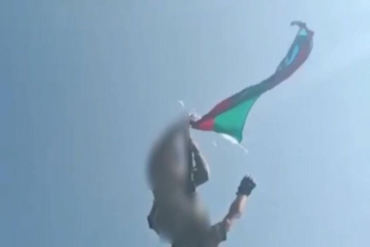 На горе Буздух развевается флаг Азербайджана - ВИДЕО