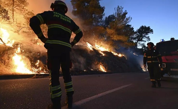 كرواتيا: رجال الإطفاء يكافحون حريق غابات يهدد مناطق سكنية