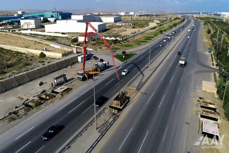 На магистрали Баку-Алят-Газах-Грузия строится пешеходный перехо