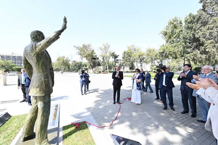 Ильхам Алиев и Мехрибан Алиева приняли участие в открытии памятника Муслиму Магомаеву ОБНОВЛЕНО