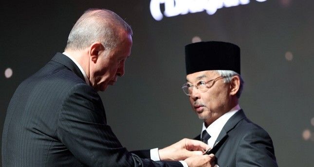 أردوغان يقلد ملك ماليزيا وسام الدولة للجمهورية التركية