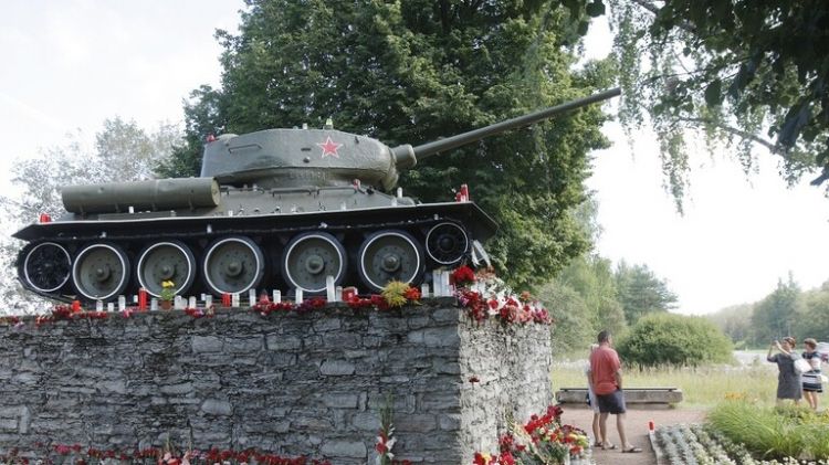 إستونيا.. سكان نارفا يضعون الزهور مكان نصب الدبابة السوفيتية