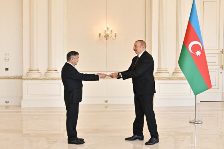 Президент Ильхам Алиев принял верительные грамоты новоназначенного посла Монголии ОБНОВЛЕНО