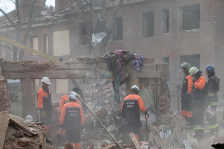 Из-под завалов разрушенной трехэтажки в Харькове достали тела 15 человек