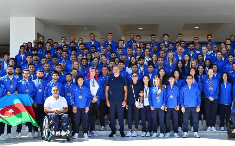 Президент Ильхам Алиев и Мехрибан Алиева встретились со спортсменами, показавшими результаты на V Играх исламской солидарности ОБНОВЛЕНО