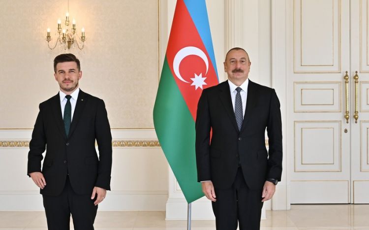 Президент Ильхам Алиев принял верительные грамоты посла Боснии и Герцеговины ОБНОВЛЕНО