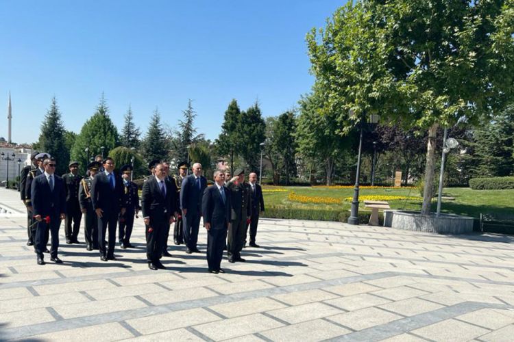 Министр обороны посетил парк Гейдара Алиева в Анкаре