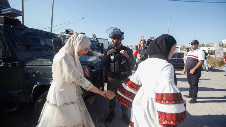 İsrail polisi fələstinli gəlini gəlinlik geyimində həbs etdi