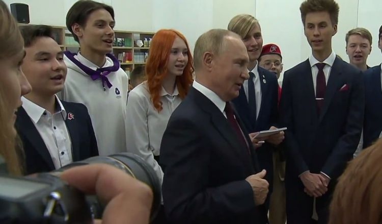 Putin məktəblilərlə birlikdə Rusiya himnini oxudu