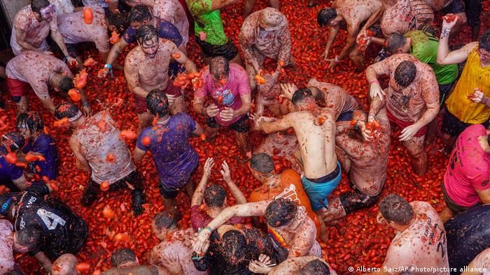 الحدث الأكثر جنونًا.. عودة معركة التراشق بالطماطم في إسبانيا