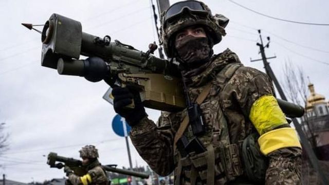 Ukrayna ordusu Rusiyaya məxsus silah anbarı və bərəni məhv edib