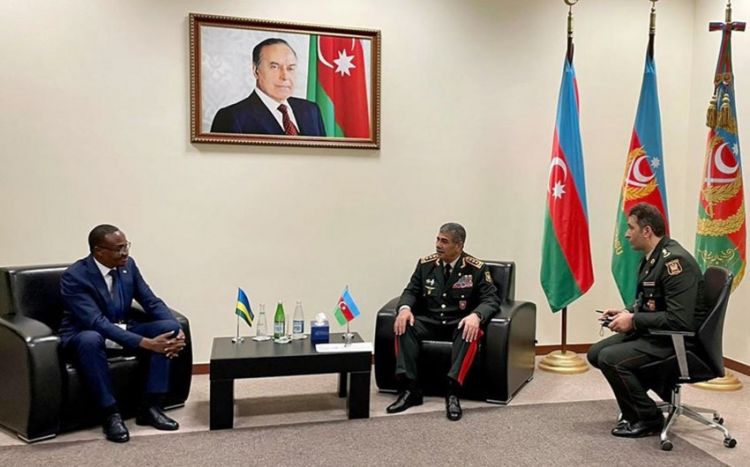 Министр обороны Руанды прибыл в Азербайджан