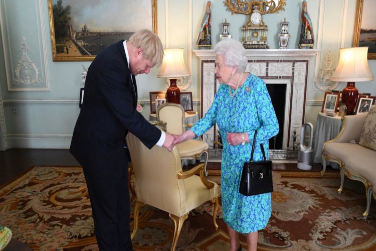 Королева Британии приняла отставку Джонсона