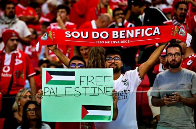 جماهير بنفيكا تدعم القضية الفلسطينية خلال مواجهة مكابي حيفا بدوري الأبطال