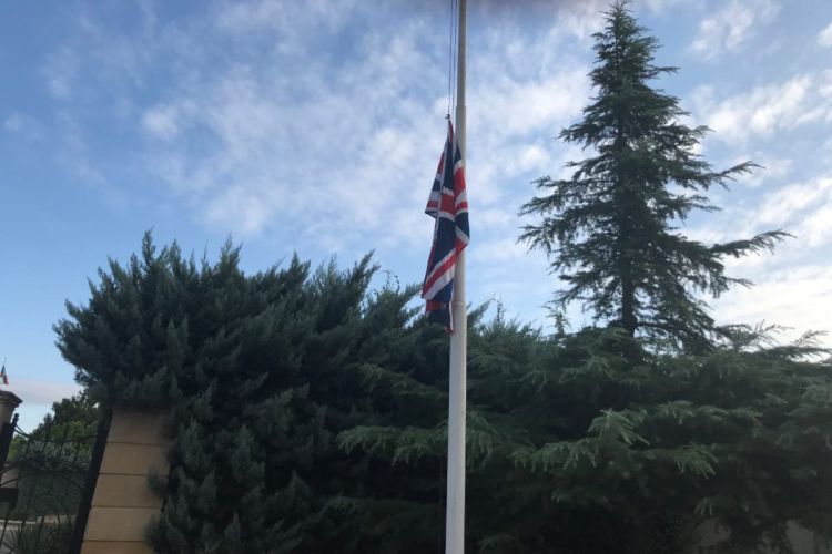 В связи с кончиной Елизаветы II в посольстве Британии в Азербайджане спущены флаги
