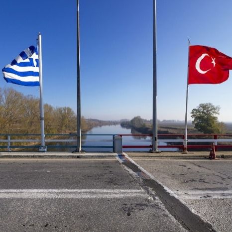 مئات المهاجرين يصلون إلى الاتحاد الأوروبي عبر نهر إفروس بين تركيا واليونان