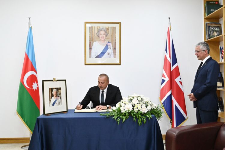 Президент посетил посольство Великобритании и выразил соболезнования в связи с кончиной Елизаветы II
