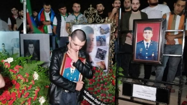 Во Второй Аллее почетного захоронения в Баку прощаются с шехидами