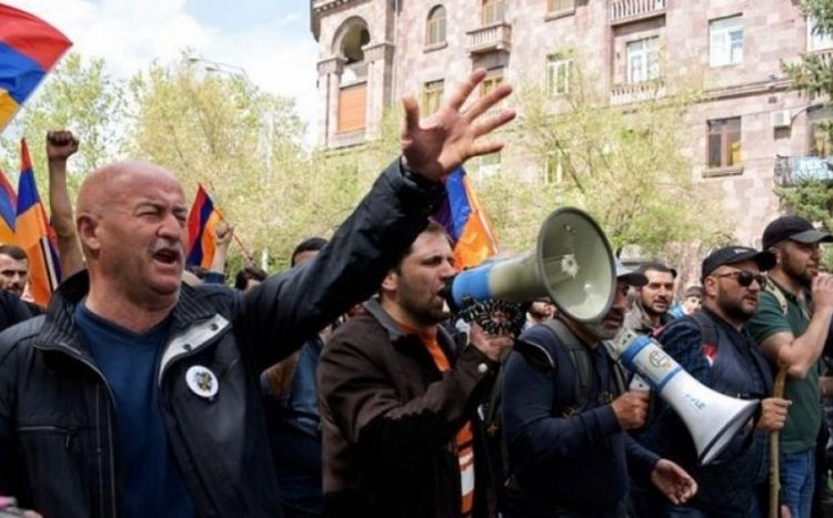 В Ереване у здания парламента проходит акция протеста