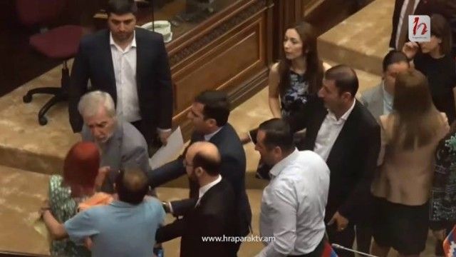 Ermənistan parlamentində DAVA