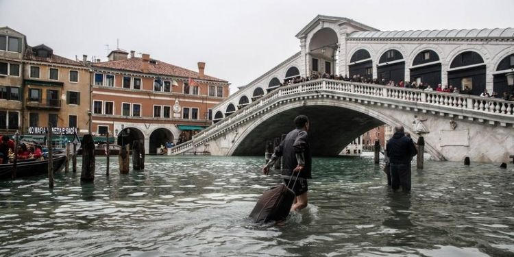 وفاة ستة أشخاص وسط إيطاليا جراء الفيضانات
