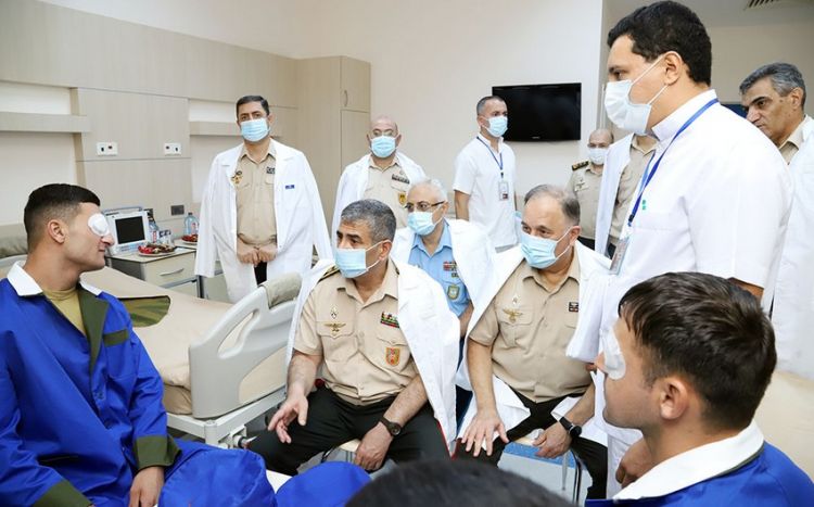 Министр обороны встретился с ранеными, проходящими лечение в военном госпитале