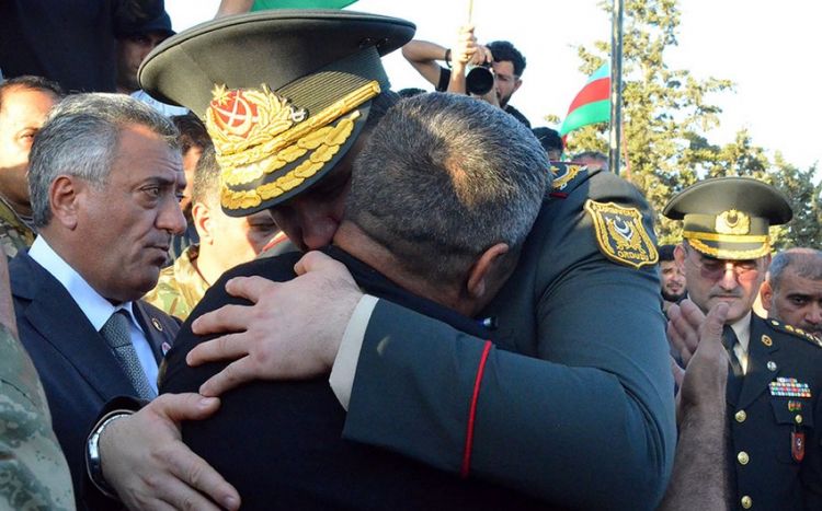 Руководящий состав Минобороны Азербайджана принял участие в похоронах шехидов