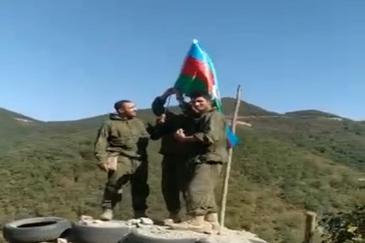 Флаг Азербайджана развевается на еще одной стратегической высоте