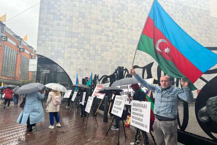 Азербайджанцы провели в Гааге акцию протеста из-за провокаций Армении