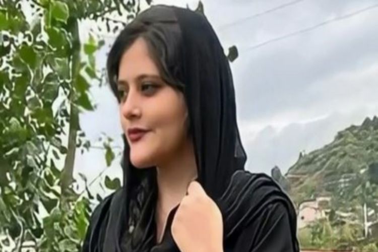 Парламент Ирана начинает расследование в связи с женщиной, убитой из-за неправильного ношения хиджаба