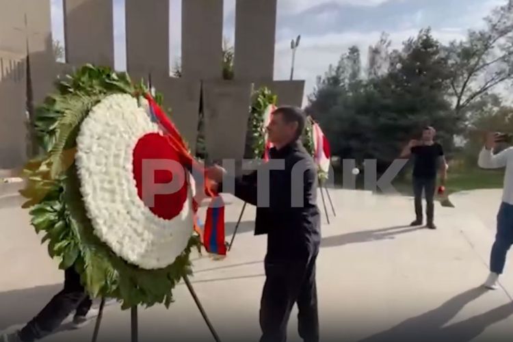 В Армении матери солдат опрокинули венки на военном кладбище, произошло столкновение с полицией