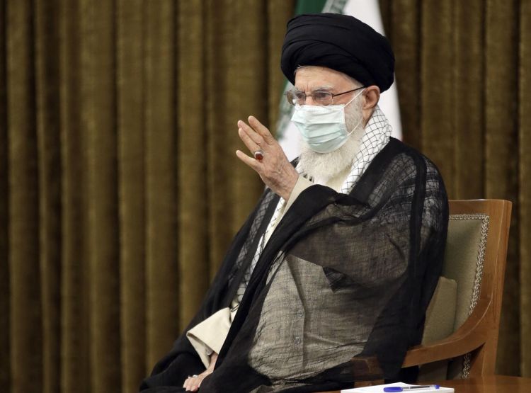 İranda etirazçılar Xameneyinin şəklini cırdı