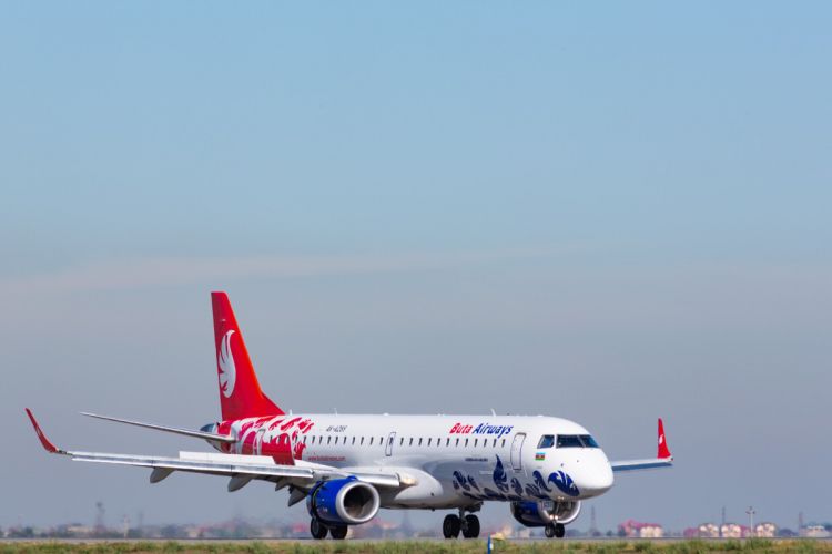 Самолет, следовавший рейсом Баку-Батуми, совершил вынужденную посадку в Тбилиси
