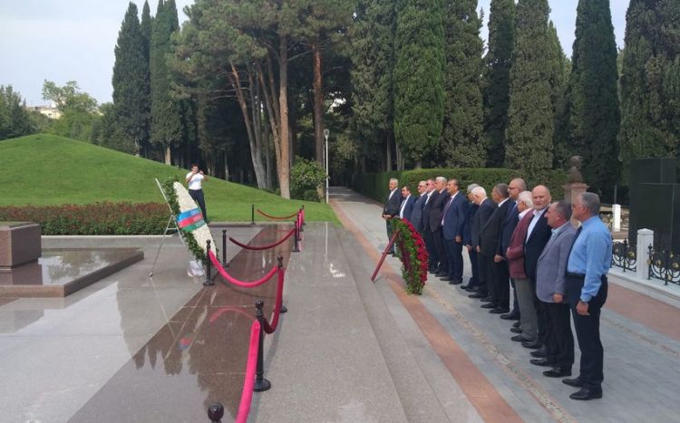 Группа участников VIII съезда журналистов Азербайджана посетила могилы Гейдара Алиева и Гасан бека Зардаби