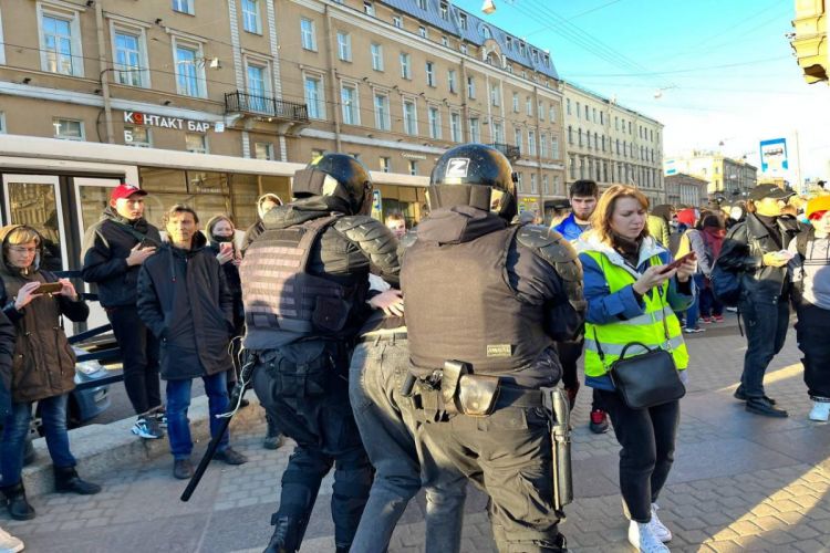 Города России охвачены антивоенными протестами