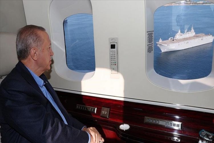 Эрдоган с вертолета осмотрел строящийся флагман ВМС Турции