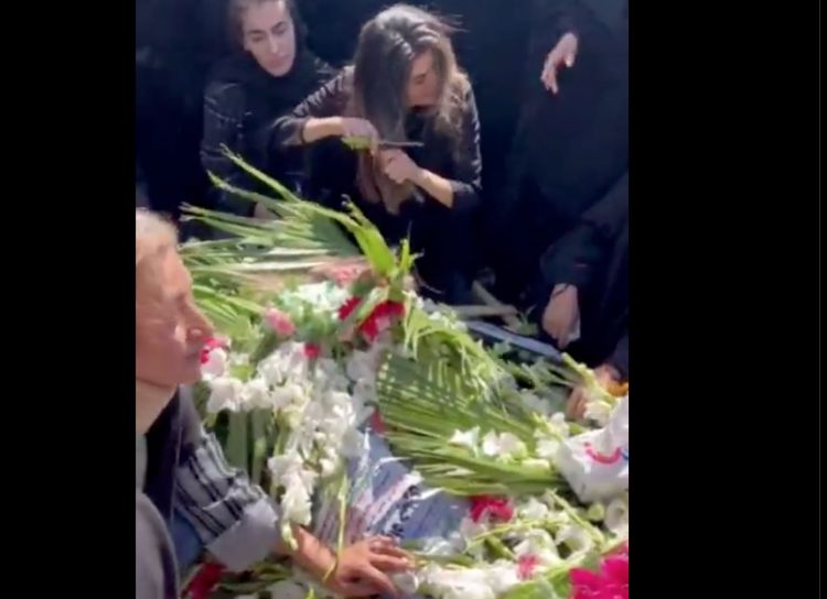 İranda qız məzar üstündə saçlarını kəsdi