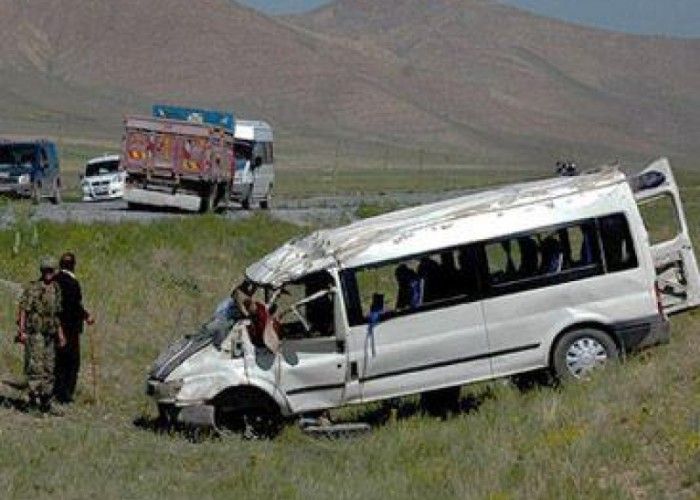 Azərbaycanda mikroavtobus qəzaya uğradı 15 nəfər yaralandı