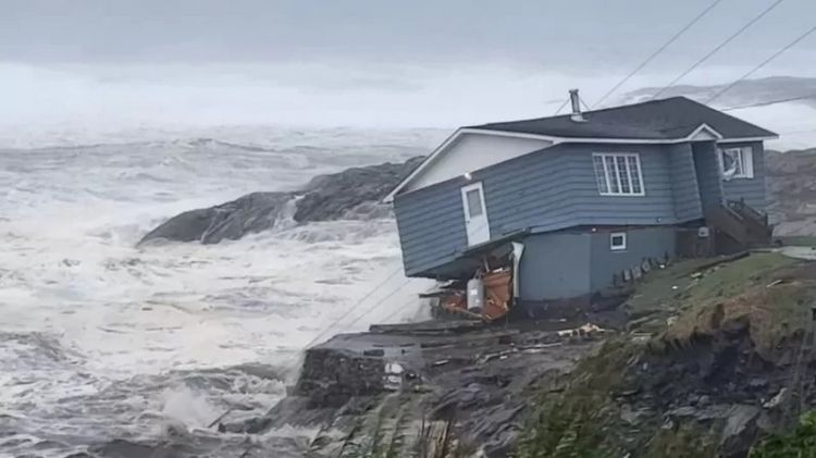 العاصفة فيونا تجرف المنازل إلى البحر وتقطع الكهرباء في كندا