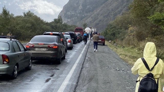 Rusların Gürcüstana axını Minlərlə avtomobil növbə gözləyir