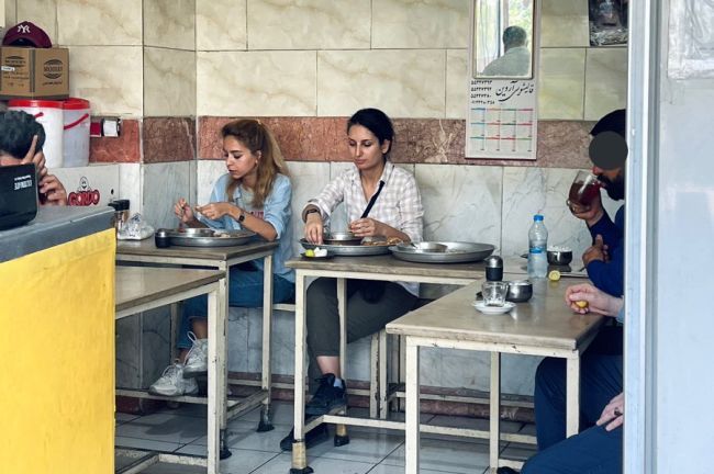 Tehranda iki gənc qız kafedə hicabsız görüntülənib