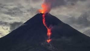 ثوران بركان إيبو في شرق إندونيسيا