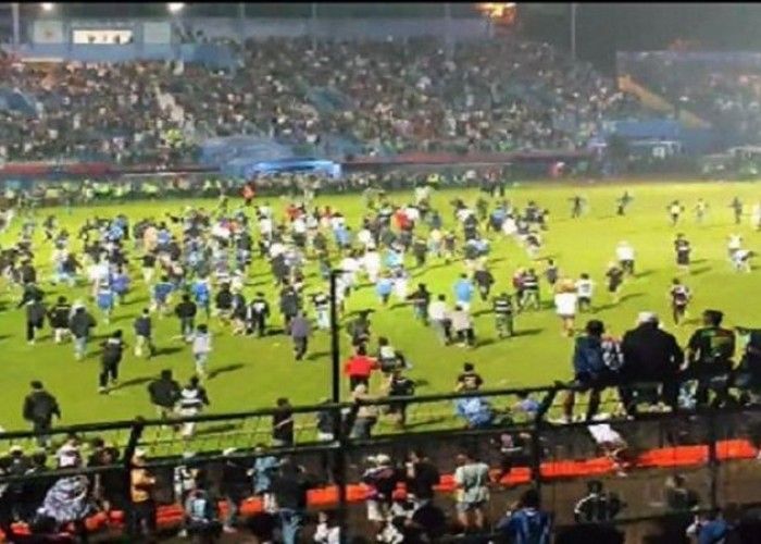 İndoneziyada futbol matçında faciə Ölənlər var