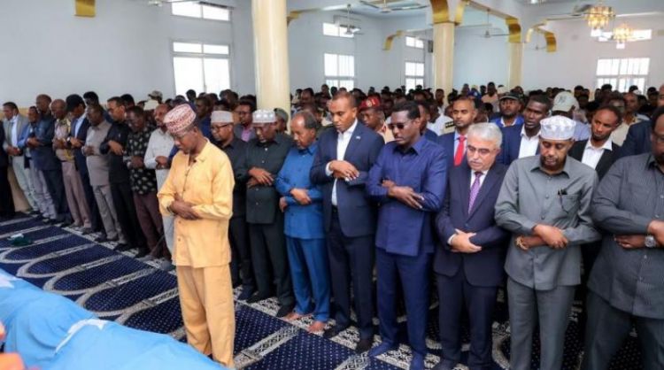 الرئيس الصومالي يطالب رجال الأعمال بوقف تمويل الإرهاب