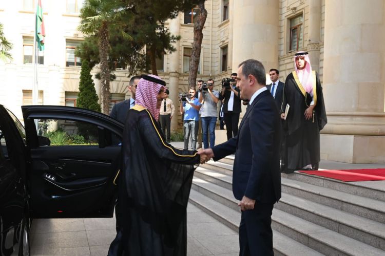 Началась встреча глав МИД Азербайджана и Саудовской Аравии один на один